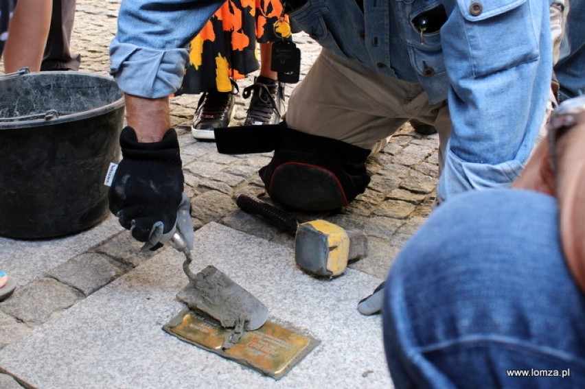 W Łomży pojawiły się kamienie Stolpersteine upamiętniające...