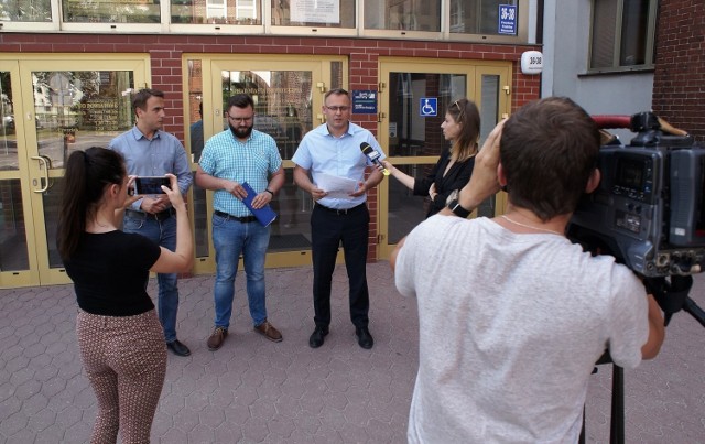 Pod Inowrocławskim ratuszem odbyła się konferencja prasowa przedstawicieli Zjednoczonej Prawicy m. in. z udziałem Irenuesza Stachowiaka i Damiana Polaka, radnego miejskiego. Tematem był budżet obywatelski Inowrocławia na rok  2020. 

Oto stanowisko organizatorów konferencji.

"Dotrzymujemy słowa! Zapowiadaliśmy przygotowanie projektu uchwały Rady Miejskiej Inowrocławia dotyczącego budżetu obywatelskiego i oto dziś taki dokument przedstawiamy.   

Prezydent Ryszard Brejza zasłaniając się zmianami przepisów, odmawia mieszkańcom współdecydowania na co wydane zostaną pieniądze publiczne (a przynajmniej ich część) z kasy miasta. Zdecydowanie i jednoznacznie należy stwierdzić, że prezydent Ryszard Brejza próbuje wprowadzić w błąd mieszkańców Inowrocławia, twierdząc, że „obecne przepisy wprowadziły szereg niekorzystnych rozwiązań” czy „ponadto umożliwiałyby głosowanie wszystkim mieszkańcom miasta (nie tylko zameldowanym i pełnoletnim jak było do tej pory), co może być przyczyną licznych oszustw”. Zdaniem prezydenta „przepisy nie dają także możliwości weryfikacji danych mieszkańców miasta (niedopuszczalne jest żądanie numeru Pesel i danych adresowych), co umożliwia wielokrotne głosowanie tej samej osobie”.

Podejrzewanie mieszkańców miasta o dokonywanie „licznych oszustw” przy głosowaniu projektów obywatelskich pozostawię do oceny inowrocławianom. Jednakże żadne przepisy nie zabraniają weryfikacji i żądania np. numeru Pesel, a co więcej umożliwiają głosowanie całym inowrocławskim rodzinom,  co jest niezwykle ważne z punktu widzenia zasadności realizacji projektów. W wielu miastach takie budżety istnieją i mają się dobrze. I warto tutaj wymienić nie tylko np. Gdańsk, ale także chociażby Piłę (2 mln zł na budżet obywatelski), czy Ostrów Wielkopolski (1 mln zł). 

Sprzeciwiamy się takiemu traktowaniu mieszkańców Inowrocławia przez prezydenta i pokazujemy konkretne rozwiązania. Dlatego, tak jak zapowiadaliśmy, występujemy z projektem uchwały Rady Miejskiej, w którym proponujemy przeznaczyć w przyszłym roku 2 mln zł właśnie na budżet obywatelski w tym 300 tys. zł na Młodzieżowy Budżet Obywatelski.

Na co te pieniądze zostaną wydane? O tym zdecydują mieszkańcy. Zadania podzielone zostały na projekty twarde i miękkie. Maksymalna wartość projektu twardego nie może przekroczyć budżetu zakładanego dla danego osiedla, a miękkiego - nie może przekroczyć 50 tys. zł. Mogą to być takie projekty jak np. inwestycje, ale także festyny, zawody sportowe, koncerty itp. To mieszkańcy je zgłaszają i co niezwykle istotne – to inowrocławianie w wyniku głosowania (bez ograniczenia wieku) wybierają te zadania, które zostaną zrealizowane. Szczegółowe zasady określa regulamin, który również jest dołączony do uchwały. 

Jak widać w przeciwieństwie do Prezydenta zależy nam na budowaniu społeczeństwa obywatelskiego, które jest zachęcane do aktywności i współdecydowania o losach miasta i poszczególnych osiedli. Dodatkowy Młodzieżowy Budżet Obywatelski będzie działał mobilizująco na najmłodszych inowrocławian dając im realną możliwość decydowania jakiej inwestycji bądź wydarzenia oczekują młodzi inowrocławianie.

Pozwalając mieszkańcom współdecydować oddajemy inowrocławianom głos w sprawach dotyczących nas wszystkich – tutaj w lokalnej społeczności. To ludzie powinni być najważniejsi – nasze rodziny, przyjaciele i sąsiedzi. Zwracamy się z apelem do radnych Platformy Obywatelskiej i Porozumienia Ryszarda Brejzy: poprzyjcie ten projekt wbrew politycznym interesom pana prezydenta, pozwólcie inowrocławianom decydować jakie projekty chcą realizować w swoich małych ojczyznach". 

Radny Damian Polak rozesłał po konferencji projekt uchwały Rady Miejskiej Inowrocławia w sprawie budżetu obywatelskiego na 2020 rok. Poniżej treść tego dokumentu.

  "UCHWAŁA NR ………………2019
 RADY MIEJSKIEJ W INOWROCŁAWIU
 z dnia ………. 2019 r.

w sprawie przeprowadzenia na terenie miasta Inowrocław konsultacji społecznych w sprawie Inowrocławskiego Budżetu Obywatelskiego  jako części budżetu Gminy Miasta Inowrocławia na rok 2020


Na podstawie art. 5a ustawy z dnia 8 marca 1990 r. samorządzie gminnym (tj. Dz. U. z 2018r.
poz. 994 ze zm.), Rada Miejska uchwala, co następuje:















 § 1.
1. Postanawia się przeprowadzić konsultacje z mieszkańcami miasta Inowrocławia w sprawie Inowrocławskiego Budżetu Obywatelskiego  jako części budżetu Gminy Miasta Inowrocławia na rok 2020.
2. Postulowana kwota Budżetu Obywatelskiego w Inowrocławiu na rok 2020 wynosi
2.000.000,00 złotych.
3. Z Budżetu Obywatelskiego wydziela się kwotę 300.000 zł na Młodzieżowy Budżet Obywatelski.
















 § 2.
Przedmiotem konsultacji będą projekty zgłoszone do realizacji zgodnie z Regulaminem Inowrocławskiego Budżetu Obywatelskiego w Inowrocławiu na rok 2020, stanowiącym Załącznik do niniejszej Uchwały.
















  § 3.
Regulamin Inowrocławskiego Budżetu Obywatelskiego  na rok 2020, o którym mowa w § 2, szczegółowo określa zasady przeprowadzania konsultacji w ramach Inowrocławskiego Budżetu Obywatelskiego  na rok 2020, a w szczególności: zasady zgłaszania i weryfikacji propozycji zadań do realizacji w ramach Inowrocławskiego Budżetu Obywatelskiego  na rok 2020, zasady głosowania w ramach Inowrocławskiego Budżetu Obywatelskiego na rok 2020, znaczenie zasady ogólnodostępności, wzór formularza zgłoszeniowego oraz kartę do głosowania.
















 § 4.
1. Środki finansowe wskazane w § 1 ust. 2 są przeznaczone na realizację zadań twardych i miękkich.
2. Definicję znaczenia projektów twardych i miękkich określa Regulamin Inowrocławskiego Budżetu Obywatelskiego  na rok 2020, o którym mowa w § 2.
















  § 6.
Prezydent Miasta Inowrocławia  powołuje odpowiednim Zarządzeniem Koordynatora ds. Inowrocławskiego Budżetu Obywatelskiego  na okres realizacji niniejszej uchwały, określając zasady jego funkcji.
















  § 7.
Wykonanie uchwały powierza się Prezydentowi  Miasta Inowrocławia.
















  § 8.
Uchwała wchodzi w życie po upływie 14 dni od dnia ogłoszenia w Dzienniku Urzędowym Województwa Kujawsko-Pomorskiego".