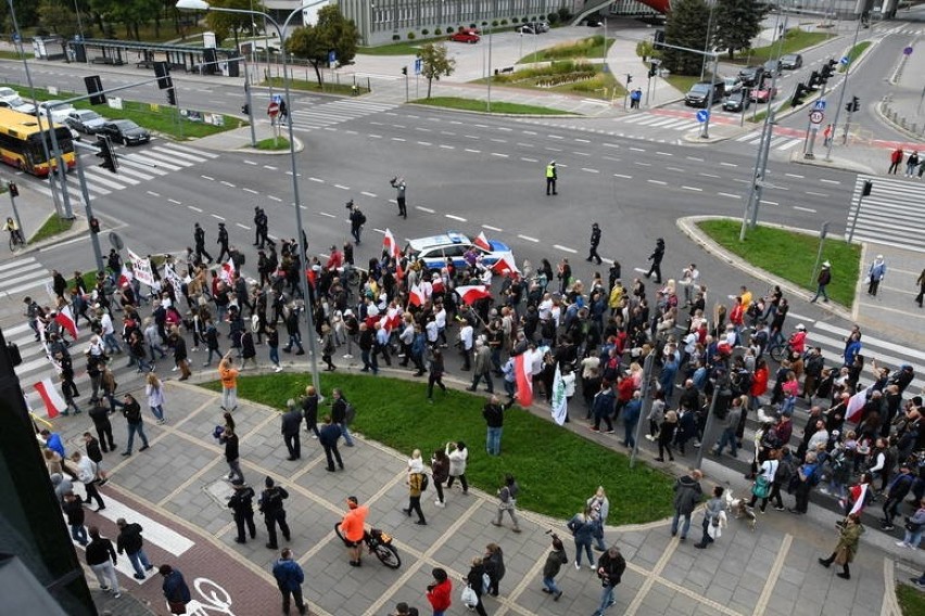 Sobotni marsz antycovidowców przez centrum Kielc