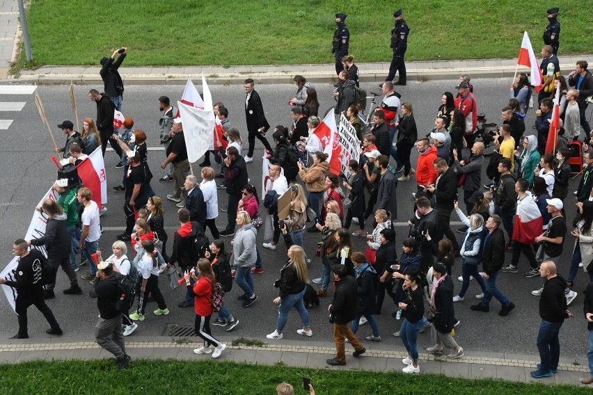 Sobotni marsz antycovidowców przez centrum Kielc