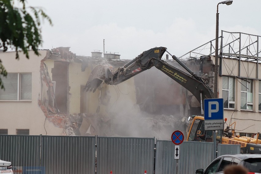 Rozpoczęło się burzenia budynku dworca PKP we Włocławku, 30...