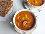 Szybka i pożywna zupa z soczewicy – idealna na jesień. Prosty przepis na pyszną i pożywną zupę, którą cała rodzina zje ze smakiem