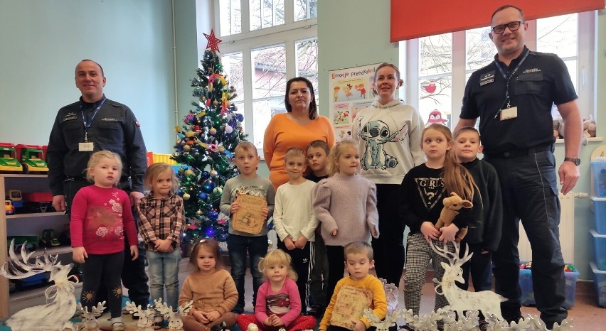 Osadzeni z więzienia w Rawiczu przekazali dzieciom własnoręcznie wykonane ozdoby świąteczne