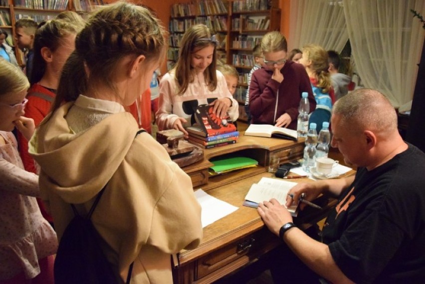 Pruszcz Gdański: Dzieci spotkały się z pisarzem w Noc Bibliotek. Były opowieści o ...duchach oraz ich szukanie [ZDJĘCIA, WIDEO]