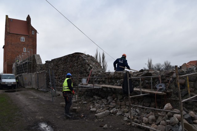 - Prace potrwają do końca kwietnia tego roku - mówi Adam Roszak, specjalista do spraw pozyskiwania pieniędzy zewnętrznych w Urzędzie Miejskim w Strzelcach Kraj. Całość pochłonie ponad 550 tys. zł, z czego 85 procent to środki unijne.

Zobacz wideo: Studniówka 2020 w Dobiegniewie
