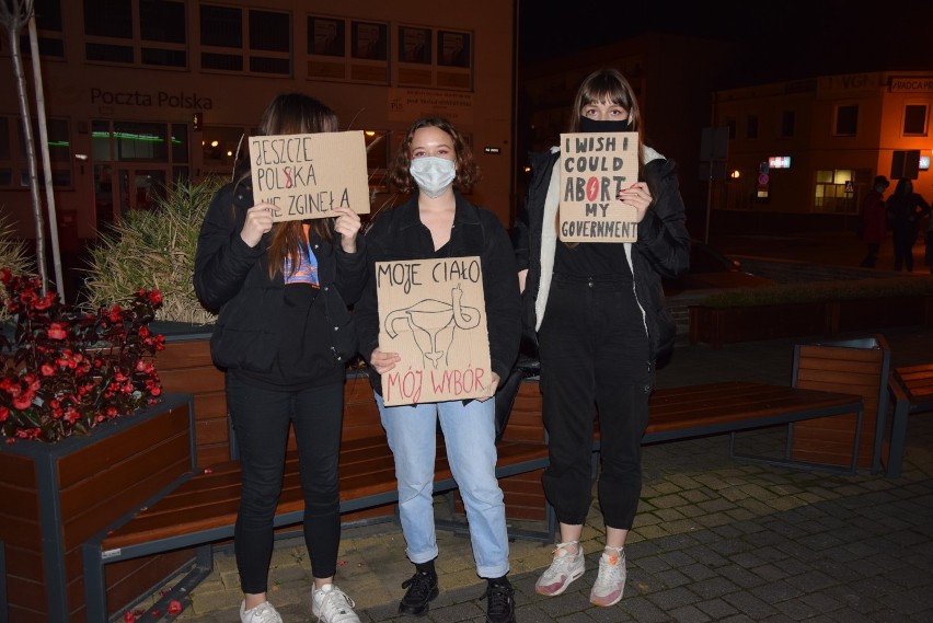 Kolejny protest kobiet w Wieluniu. „To jest wojna" - wołali zgromadzeni na placu Legionów mieszkańcy ZDJĘCIA