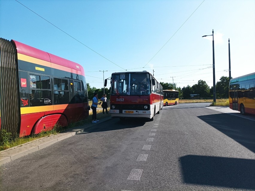 Autobusy startują z krańcówki na Retkini.