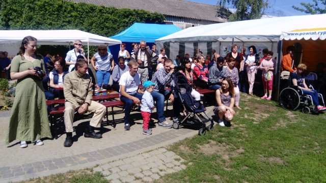 Ponad sto osób spotkało się na Pikniku Integracyjnym dla Osób Niepełnosprawnych w gospodarstwie państwa Ewy i Ryszarda Kruzińskich w Okoninie.
