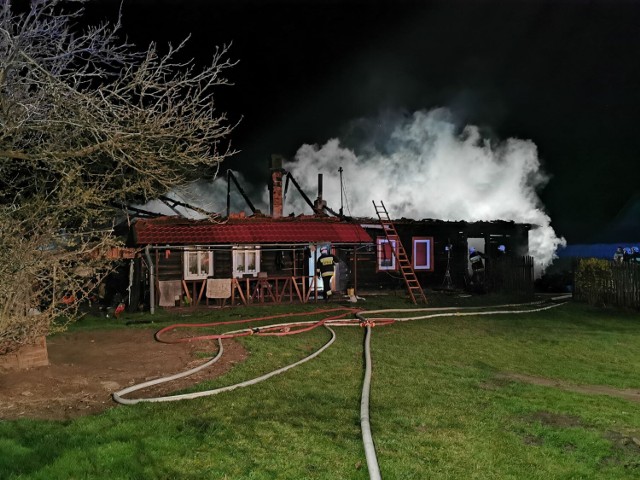 Pożar domu  w Gruszowie Małym wybuchł w sobotę (25 marca) w nocy. Budynek, w którym przebywała trzyosobowa rodzina, nie nadaje się do zamieszkania