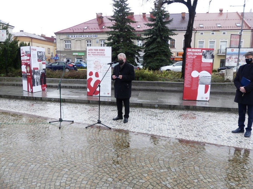 O "Solidarności" w plenerze. Na jasielskim rynku można obejrzeć wystawę IPN [ZDJĘCIA]