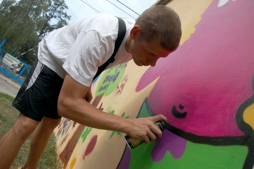 Dzieci malują graffiti na Pomorskiej 88