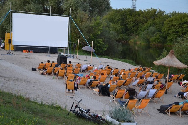 Przez całe lato 2018 na plaży Miejskiej w Luboniu były wyświetlane filmy.