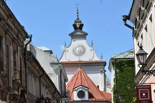 KATEDRA ZMARTWYCHWSTANIA PAŃSKIEGO I ŚW. TOMASZA AP. ul. Kolegiacka 1
Porządek Mszy św. i nabożeństw

W niedziele i uroczystości: godz. 7.30; 9.00; 10.30; 12.00 (transmisja przez KRZ 90,1 FM) i godz. 18.00; Kościół filialny św. Kazimierza w Mokrem : godz. 8.30 (w wakacje o 14.00). W dni powszednie:  godz. 6.30, 7.00 (oprócz wakacji), 8.00 i 18.00 (w poniedziałek: transmisja przez KRZ 90,1 FM). Msza św. zbiorowa i nowenna ku czci MB Opieki: wtorek godz 8.00.Nabożeństwa:  Majowe, czerwcowe: godz. 17.30 z wyjątkiem I czwartku, I piątku i sobót w miesiącu po mszy św.: godz. 18.00;Odpusty: II Niedziela Wielkanocy (Przewodnia); Narodzenia NMP (8 września).