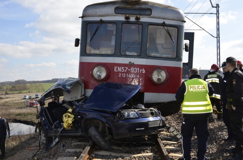 W wyniku zderzenia osobowego volkswagen z pociągiem, do...