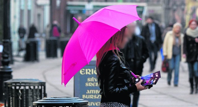 Sprawa dotyczy firmy współoperującej klubami, których promotorki można było poznać po różowych parasolkach