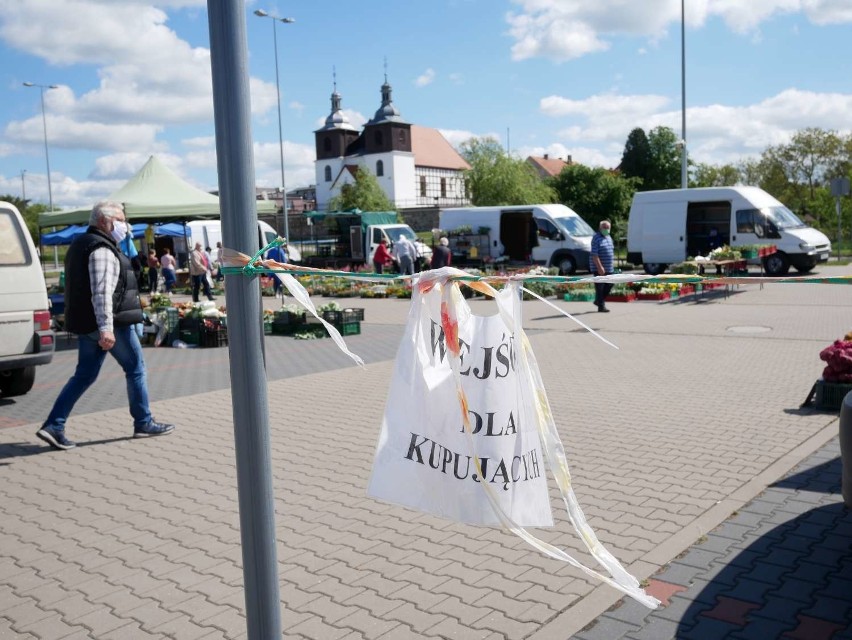 Targowisko w Skokach funkcjonuje. Obowiązują jednak...