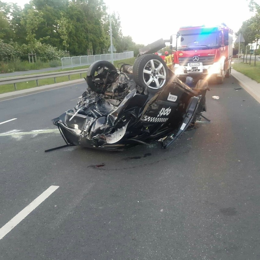 Na jezdni w kierunku ronda Rataje rozpędzone audi A6...