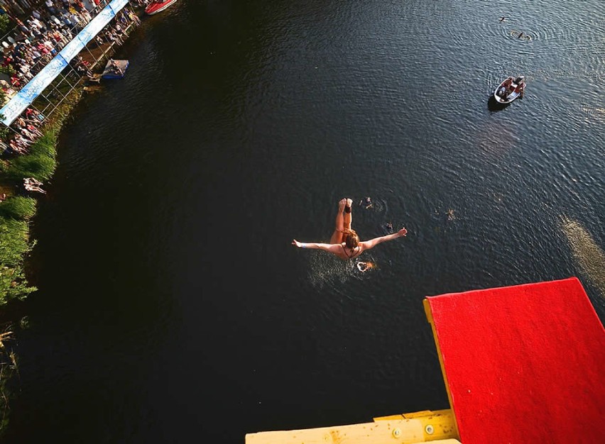 Szczecin Water Show. Skoki do Odry z... Trasy Zamkowej! [zdjęcia]