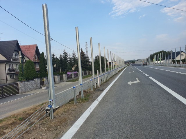 Betonowe konstrukcje ustawiono już w wielu miejscach przy DK 94. Kolejnym krokiem będzie montaż w nich paneli ekranów