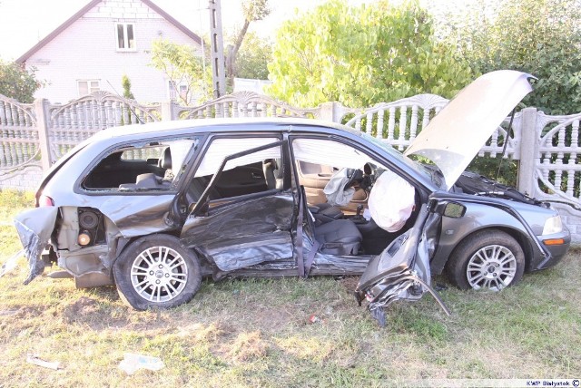 Dyżurny Komendy Powiatowej Policji w Zambrowie został powiadomiony o zderzeniu dwóch osobówek w miejscowości Rutki Kossaki na terenie powiatu zambrowskiego.