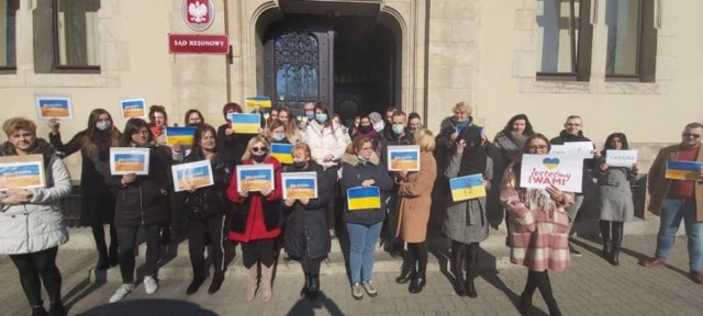 Pracownicy inowrocławskiego sądu skorzystali z przerwy śniadaniowej i wspólnie wyszli przed budynek. W rękach trzymali ukraińskie flagi oraz hasła: "Solidarni z Ukrainą", Jesteśmy z Wami"