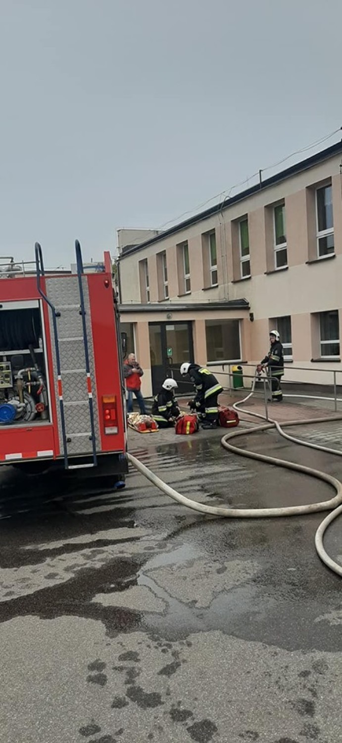 Pożar szkoły w Starej Kiszewie. Strażacy poszukiwali dwóch uczniów [ZDJĘCIA]