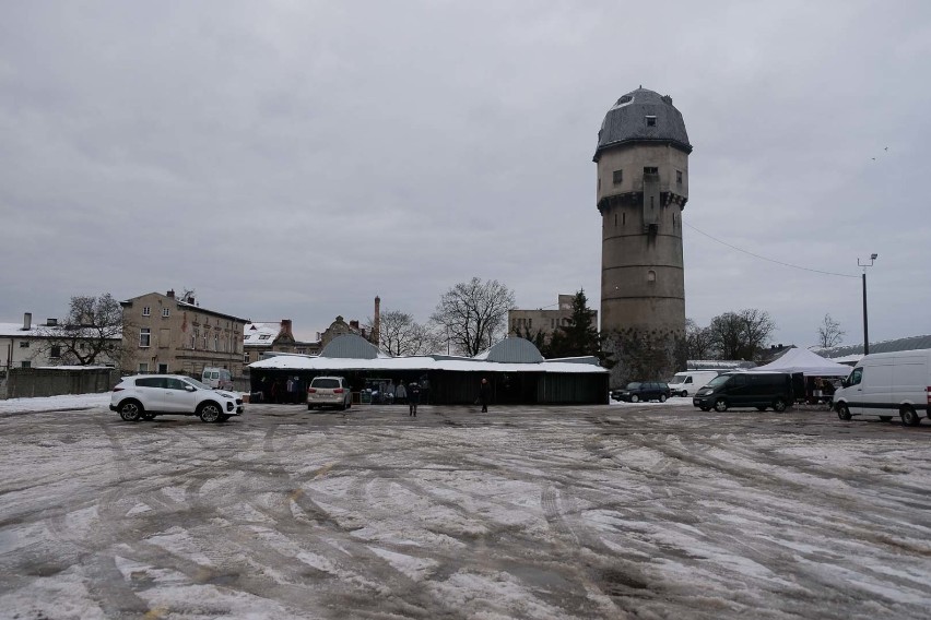 We wtorek 19 stycznia na targowisku w Żarach handlowców było...