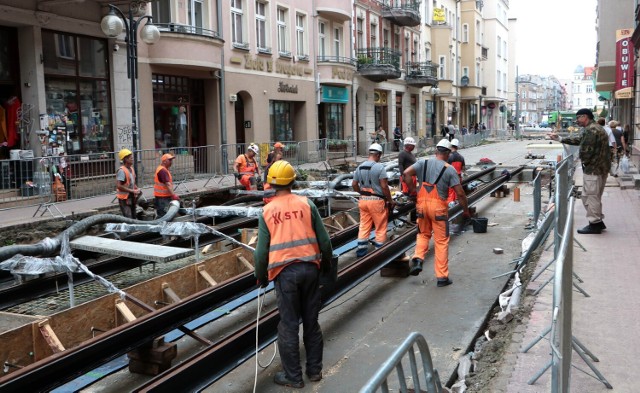 Na ulicy Toruńskiej trwa betonowanie kolejnego fragmentu torowiska tramwajowego. W okolicy jej skrzyżowania z ul. Kwiatową są utrudnienia w przemieszczaniu się pieszych.