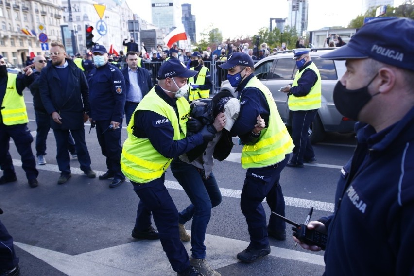 Warszawa: Strajk przedsiębiorców, interweniowała policja, 37 osób zatrzymanych [zdjęcia] [wideo] Protest zorganizował Paweł Tanajno