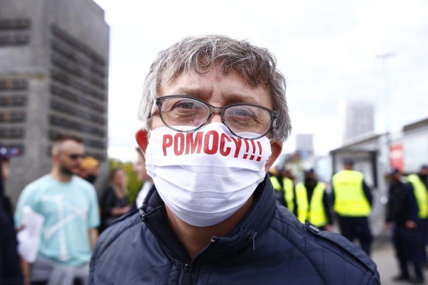 Warszawa: Strajk przedsiębiorców, interweniowała policja, 37 osób zatrzymanych [zdjęcia] [wideo] Protest zorganizował Paweł Tanajno