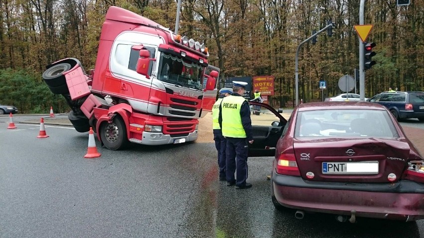 Na skrzyżowaniu drogi wojewódzkiej z węzłem autostradowym w...