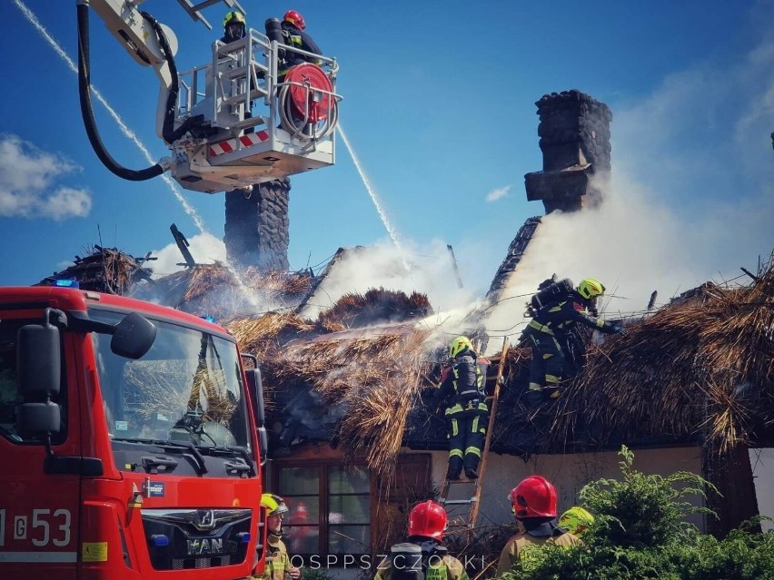 Groźny pożar budynku mieszkalnego w miejscowości Lisewiec (powiat gdański). Strażacy ponad 3 godziny gasili pożar domu jednorodzinnego