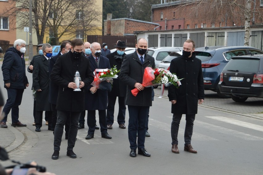 Rawicz pamięta o "Żołnierzach Wyklętych". Pod murem rawickiego zakładu karnego złożono wiązanki kwiatów [ZDJĘCIA]