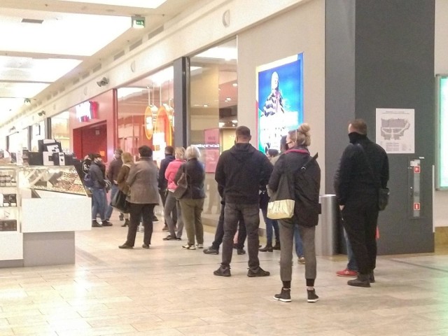 Wiele osób ruszyło w czwartek (5 listopada) popołudniu do krakowskich galerii handlowych. Może być to efekt zapowiedzianych przez premiera Mateusza Morawieckiego kolejnych obostrzeń, które już od soboty dotknął właśnie galerie handlowe. Większość sklepów w nich zostanie zamknięta.
