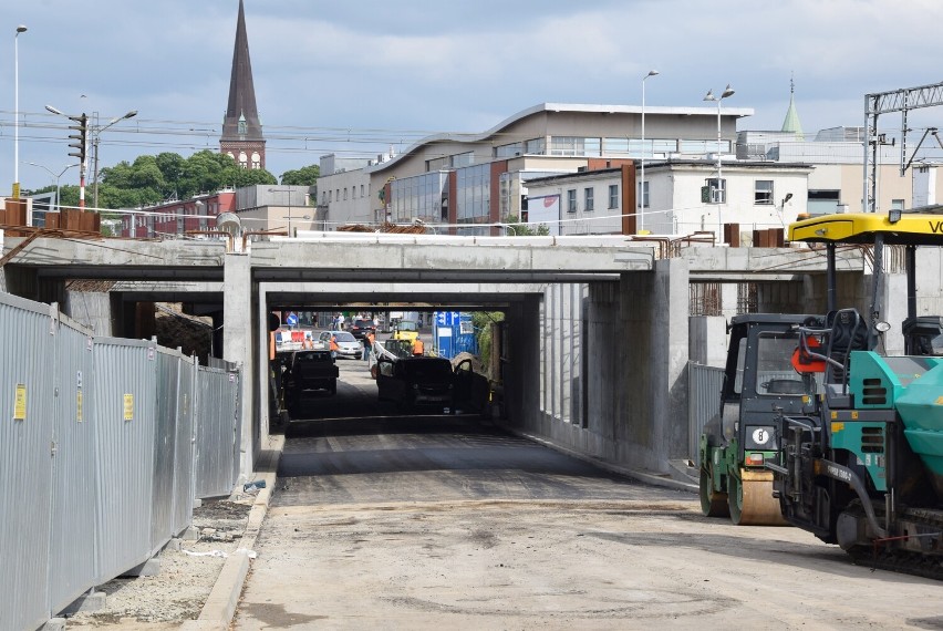 Wiadukt w centrum Stargardu urośnie. Droga pod nim prawie gotowa. Otwarcie lada dzień 