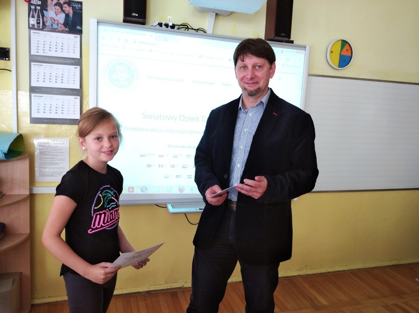Światowy Dzień Tabliczki Mnożenia w staszowskiej "dwójce". Uczniowie odbierali certyfikaty od dyrektora (ZDJĘCIA)