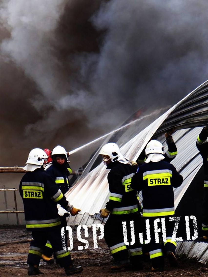 Pożar w Woli Wiadernej: Paliła się hala z tekstyliami. Straty są ogromne [ZDJĘCIA]