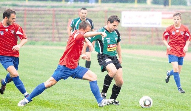 Krzysztof Bizacki (czarne spodenki) był bohaterem meczu, choć nie strzelił bramki.