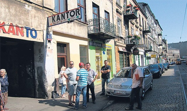 Po rabunku przed kantorem pojawili się policjanci z ekipy dochodzeniowo-śledczej Komendy Miejskiej Policji.