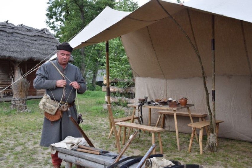 Pruszcz Gdański: Chorągiew Jakuba Weihera w Faktorii - wystrzały, salwy armatnie i opowieści  [ZDJĘCIA, WIDEO]