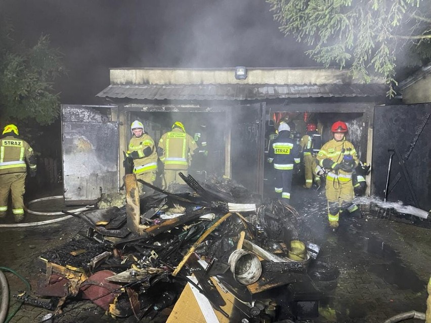 Pięć zastępów straży pożarnej wezwano do pożaru w Damasławku. Ogień strawił garaż i stojące w nim auto 