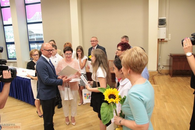 Dziewiętnastu uczniów włocławskich szkół dostało wsparcie finansowe od prezydenta Marka Wojtkowskiego. Stypendia otrzymało 19 osób: 5 uczniów szkół podstawowych, 7 gimnazjalistów i 7 uczniów szkół ponadgimnazjalnych.