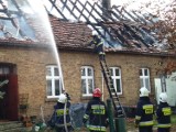 Pożar domu wielorodzinnego w Podjeninie w gminie Bogdaniec. Cztery rodziny straciły dach nad głową [ZDJĘCIA] 