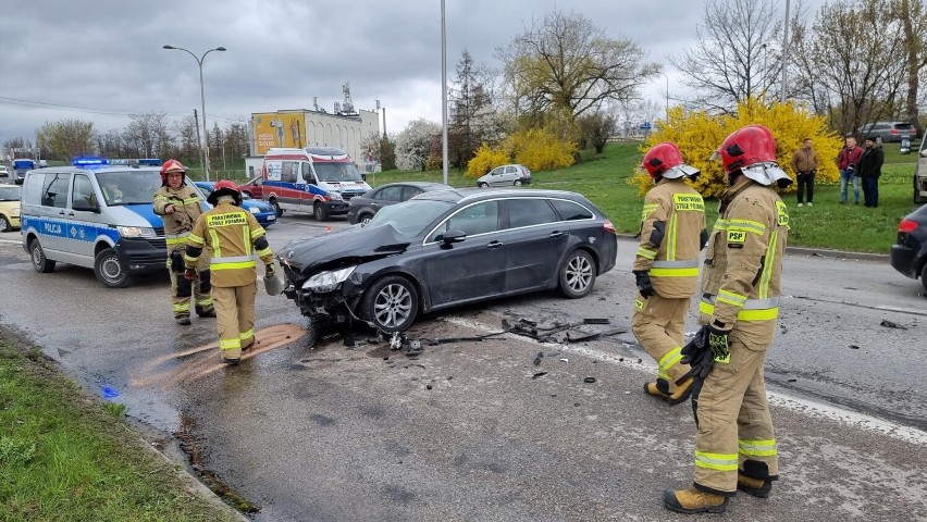 Do zderzenia dostawczego iveco i osobowego peugeota doszło w...