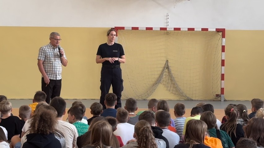 Olecko: Spotkanie z Policjantką w ramach akcji "Bezpieczna Droga do Szkoły" [WIDEO]