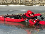 Wyciągali ludzi z lodowatego Jeziora Rożnowskiego. Strażacy z sądeckich OSP ćwiczyli, jak prawidłowo używać sań lodowych