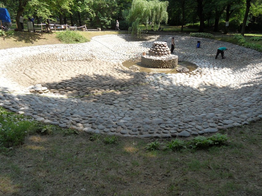 Fontanna w parku miejskim w Tarnowskich Górach się zespusła