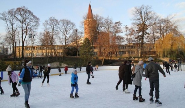 Lodowisko powinno działać na stawku do 18 lutego. Jeśli po tej dacie temperatury nadal będą niskie, działalność obiektu zostanie przedłużona. Ceny biletów: ulgowy - 3 zł; normalny - 5 zł.