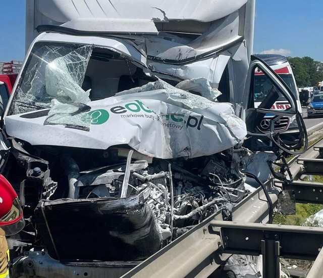 Groźny wypadek na autostradzie A4 pod Wrocławiem, zderzenie busa z ciężarówką. Droga zablokowana, lądował helikopter LPR