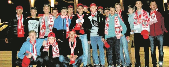 Gimnazjaliści ze skarżyskiej "jedynki", którzy wygrali w Lidze Mistrzów "Echa Dnia" przed Stadionem Narodowym w Warszawie.